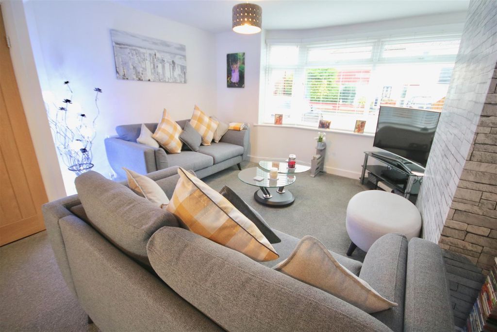 Property photo 3 of 18 Living Room