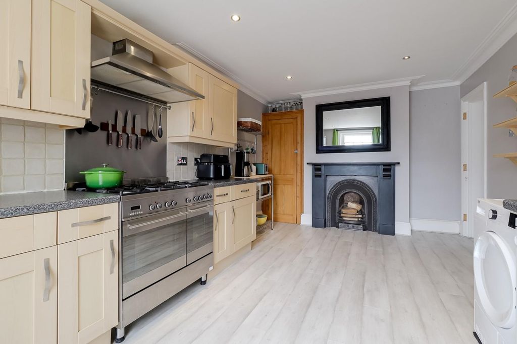 Property photo 3 of 13 Kitchen c.Jpg