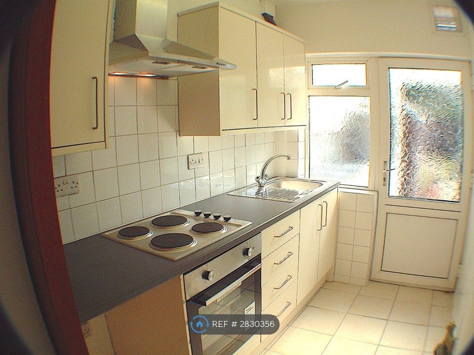 Property photo 3 of 11 Modern Integrated Fitted Kitchen