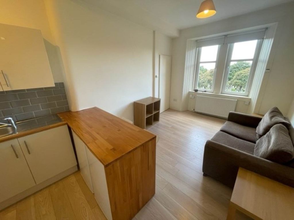 Property photo 1 of 11 Living 1