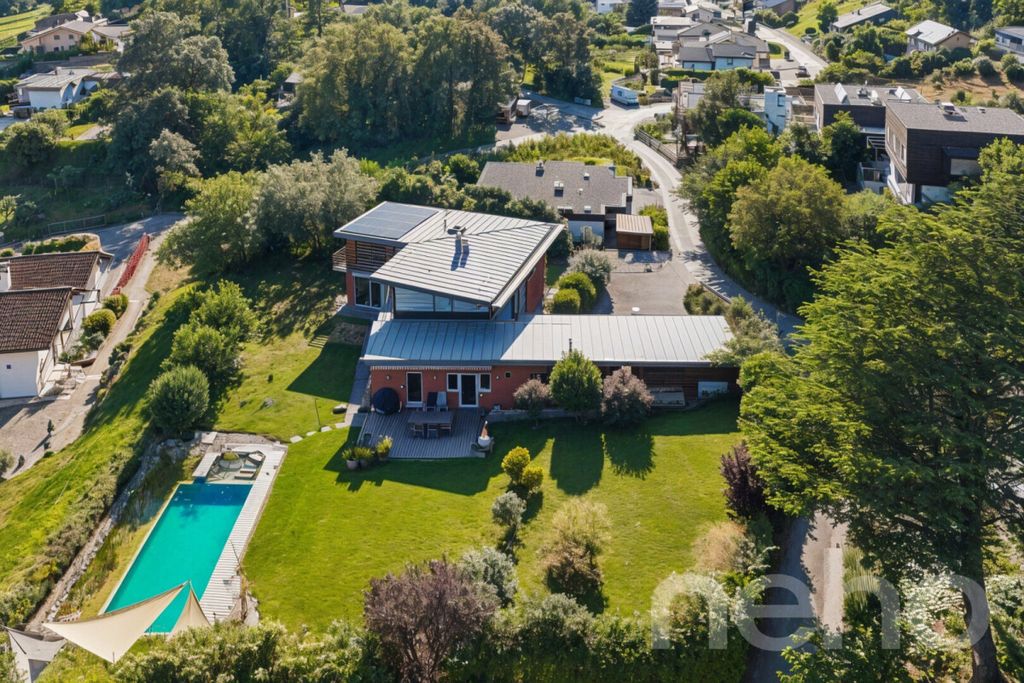 Property photo 3 of 12