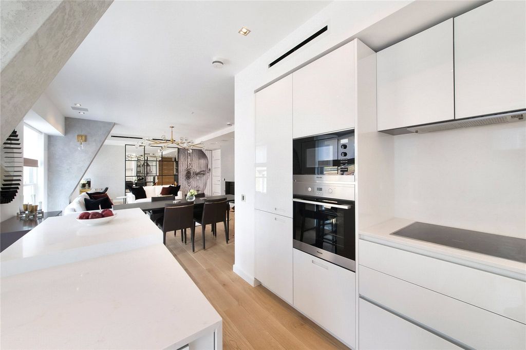 Property photo 3 of 24 Aldwych Chambers