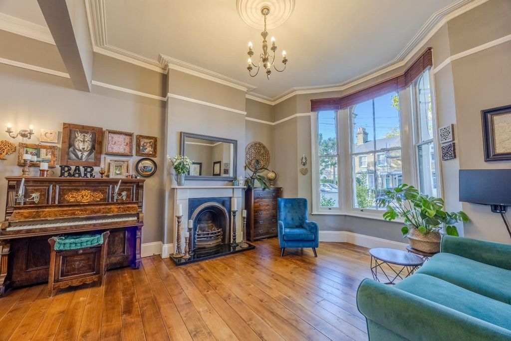 Property photo 3 of 30 Lounge