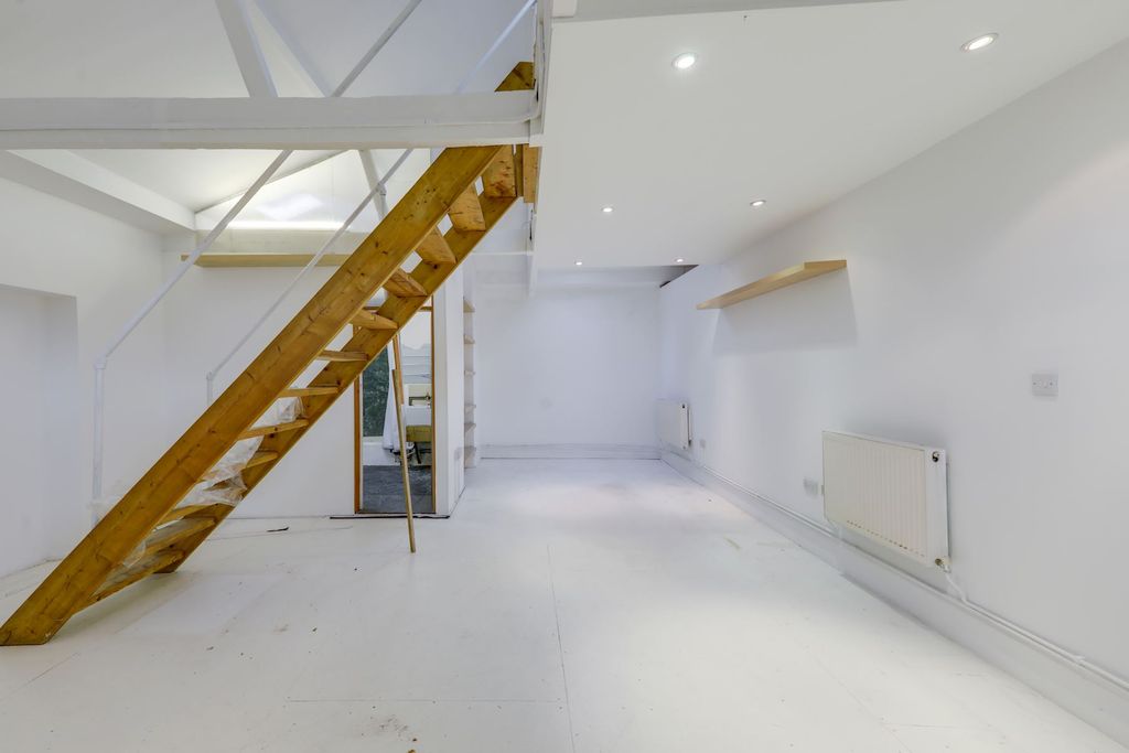 Property photo 2 of 15 04-F3B781701-Jj-Dan-Unit 10 3 Wedmore Rd-16-Medium