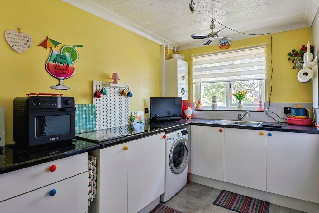 Property photo 3 of 18 Kitchen