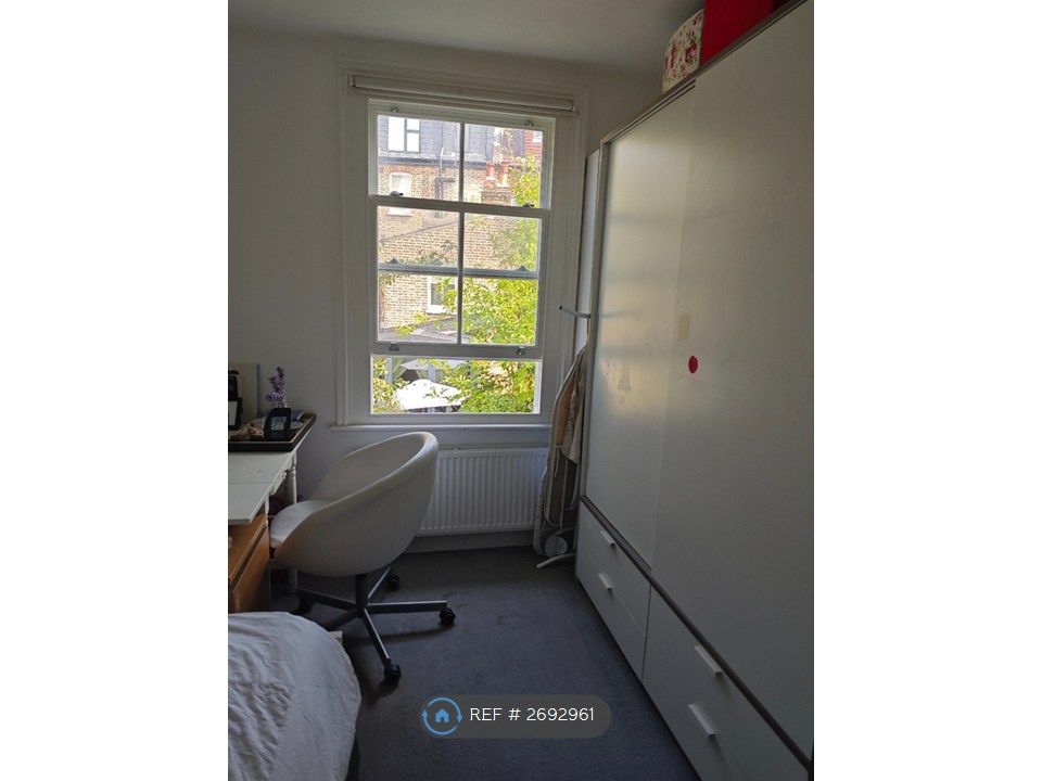 Property photo 2 of 7 Small Bedroom For Rent 2