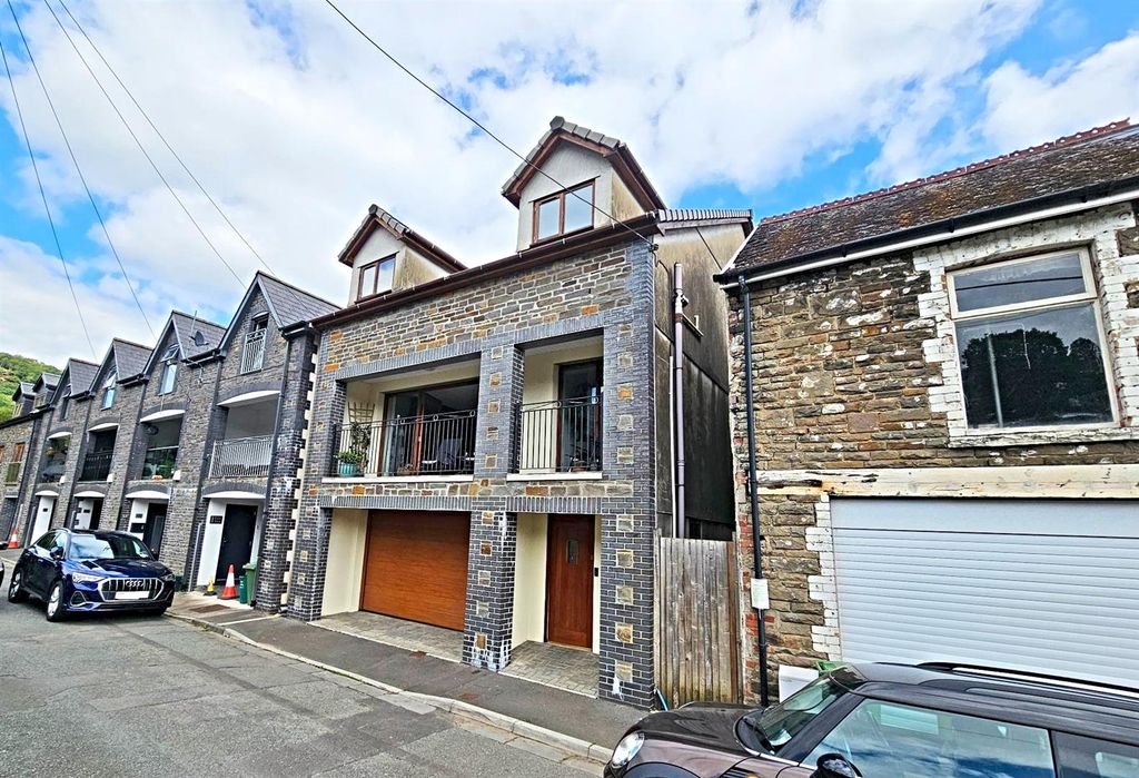 Property photo 1 of 28