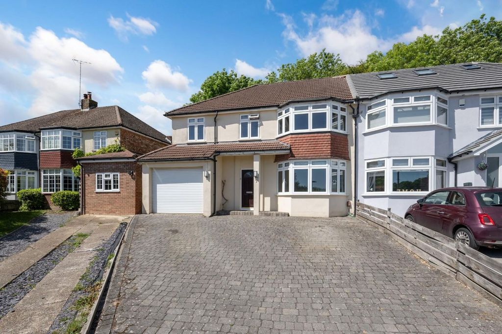 Property photo 1 of 18 Hill View Close