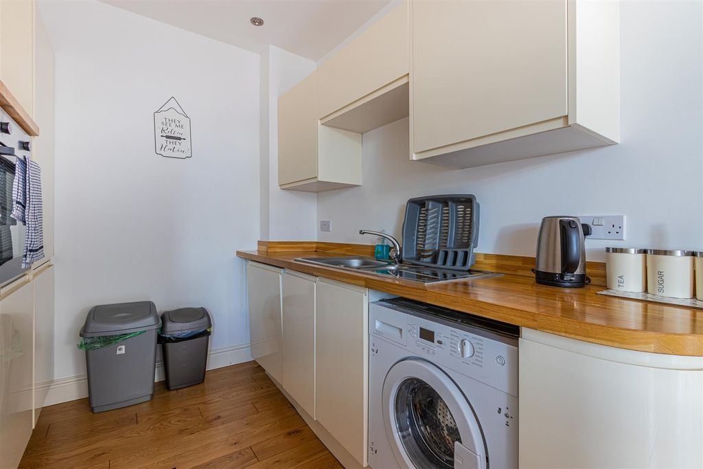 Property photo 3 of 12 Llantrisant Road 42 Lower (5 Of 12).Jpg