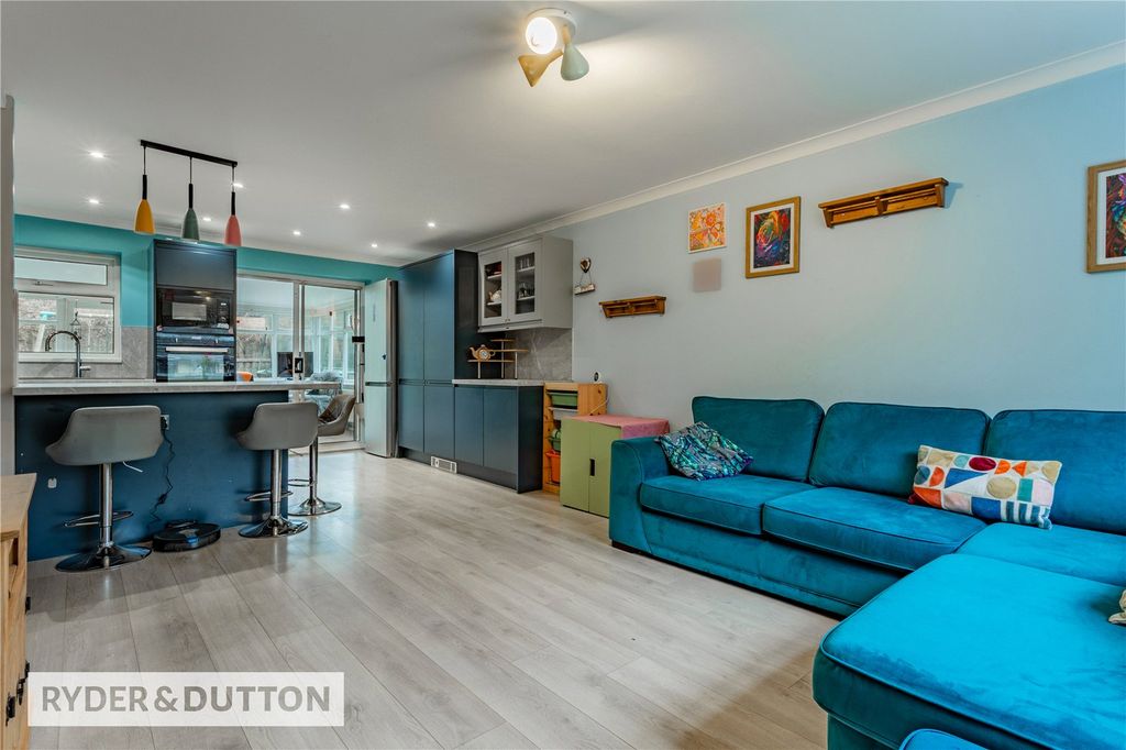 Property photo 3 of 19 Lounge