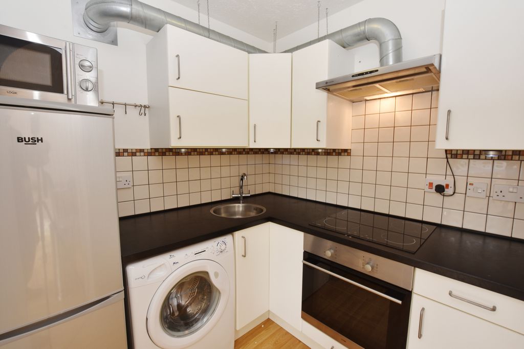 Property photo 3 of 6 27 Rochester Drive 3