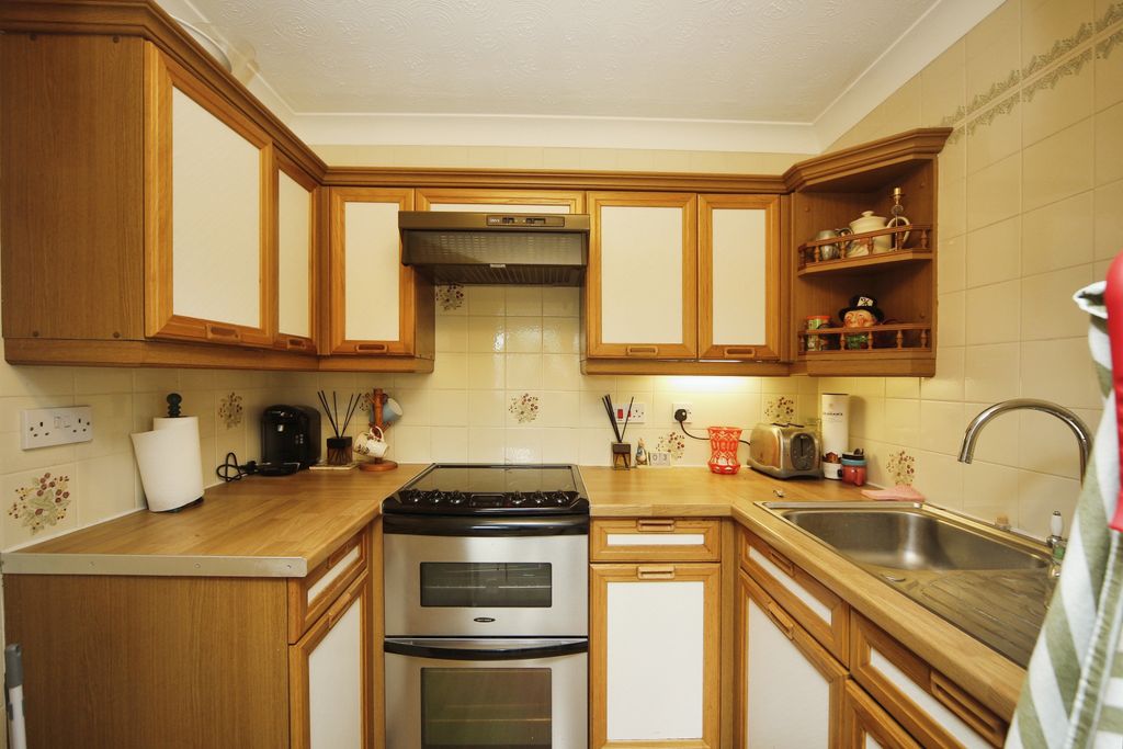 Property photo 2 of 11 Kitchen
