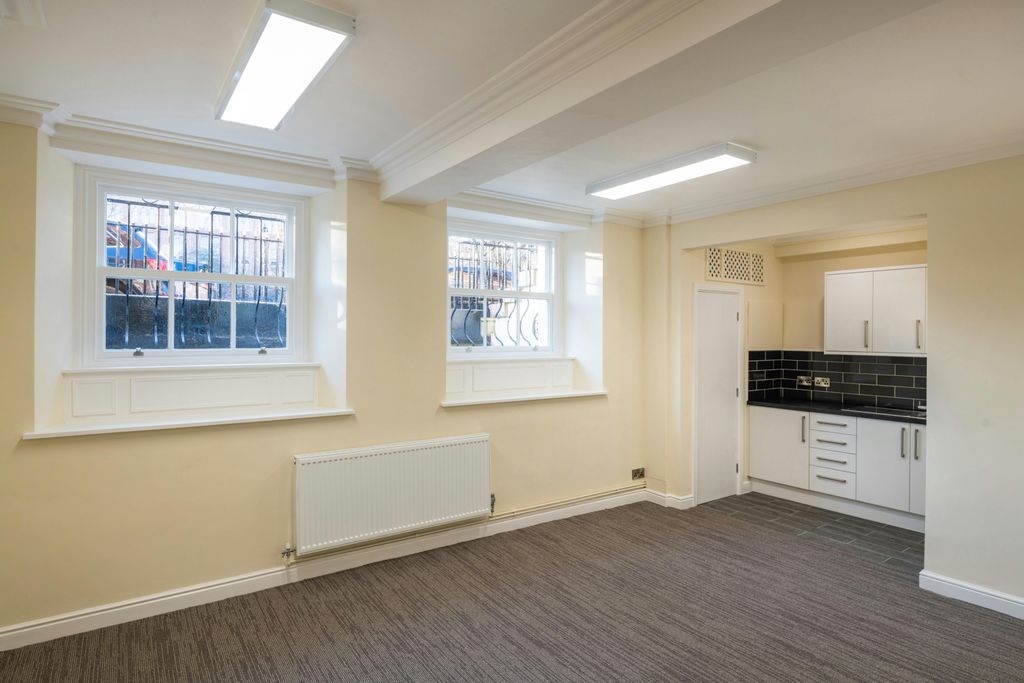 Property photo 3 of 9 37_Park_Square_019.Jpg
