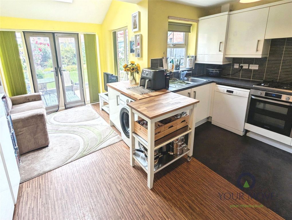Property photo 3 of 17 Kitchen Day Room