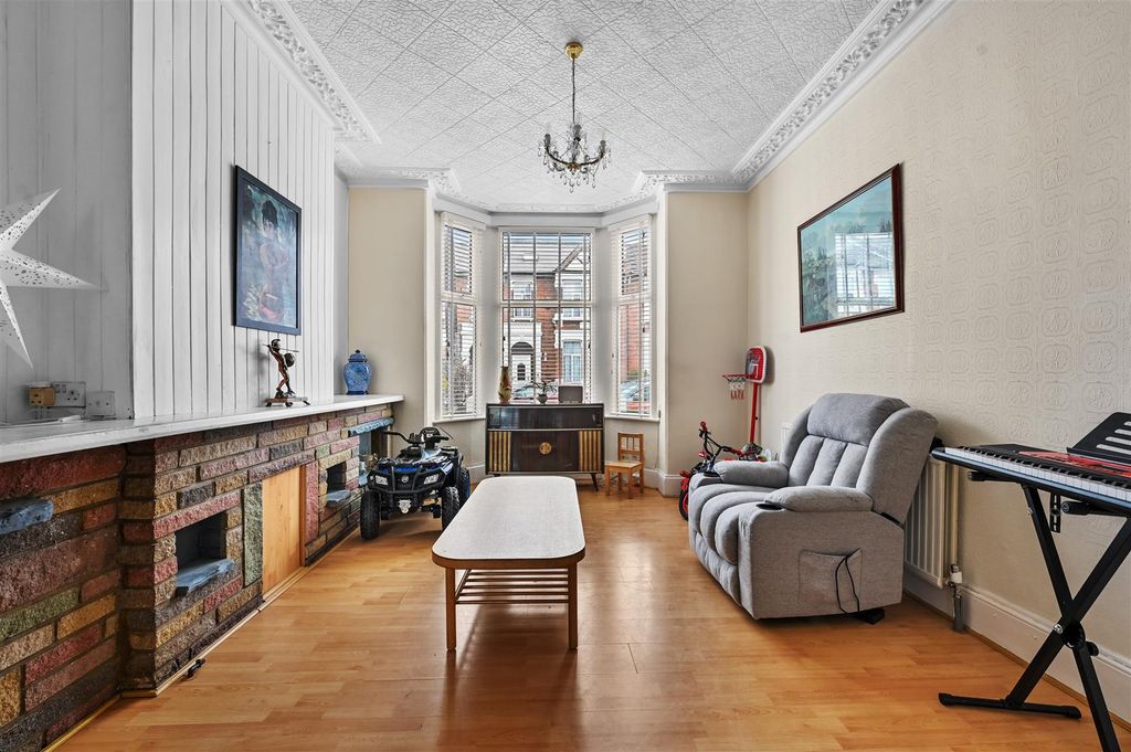 Property photo 2 of 24 Through Lounge