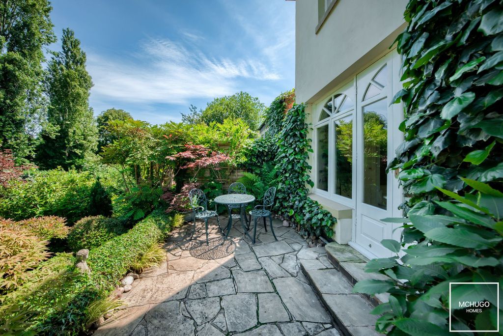 Property photo 2 of 31