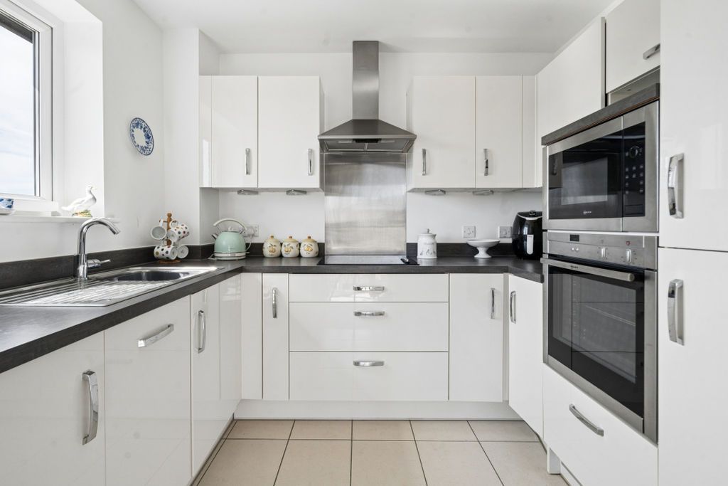 Property photo 3 of 7 Kitchen