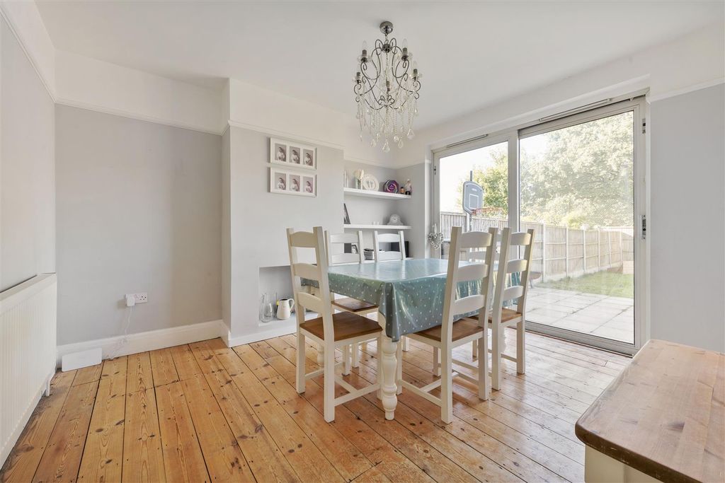 Property photo 3 of 18 Queens Grove Road, E4