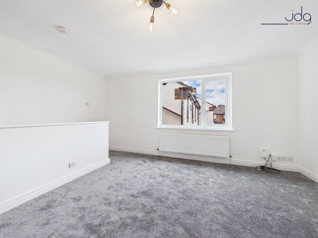 Property photo 3 of 11 Living Space