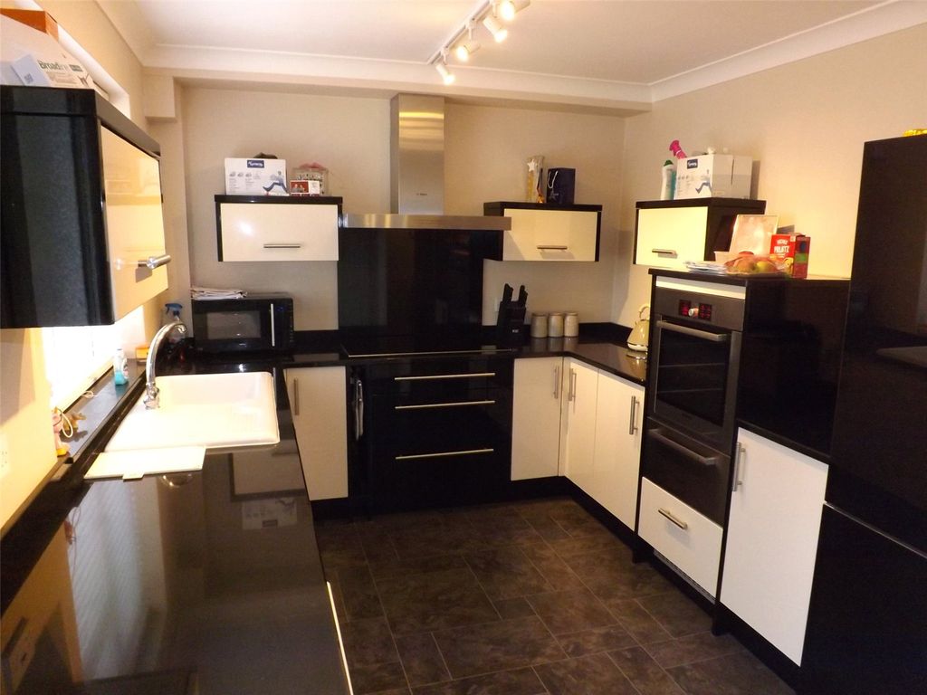 Property photo 3 of 9 Kitchen