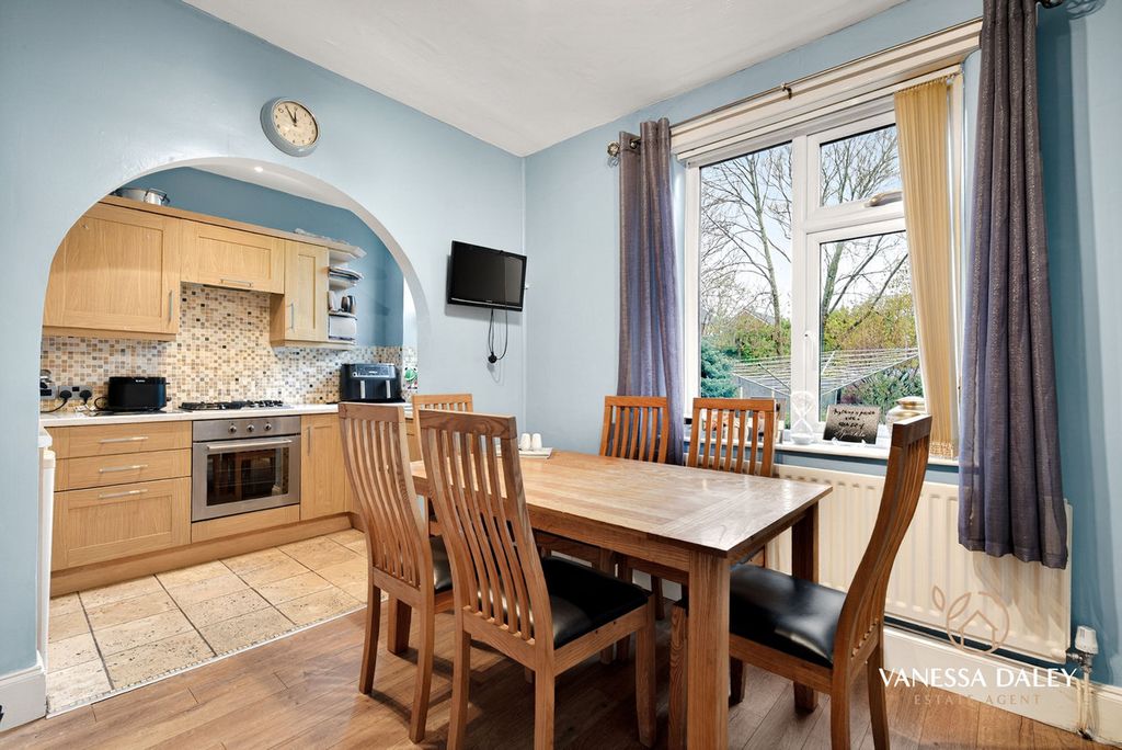 Property photo 3 of 27