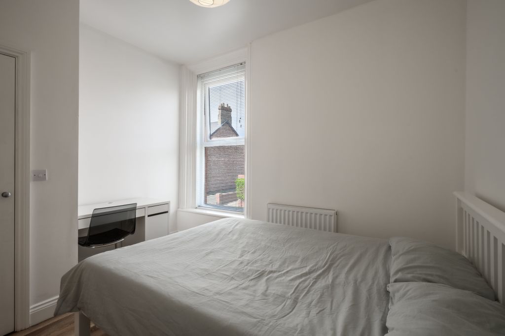 Property photo 2 of 10 20250724 Flat C - 74 Queen's Road-02