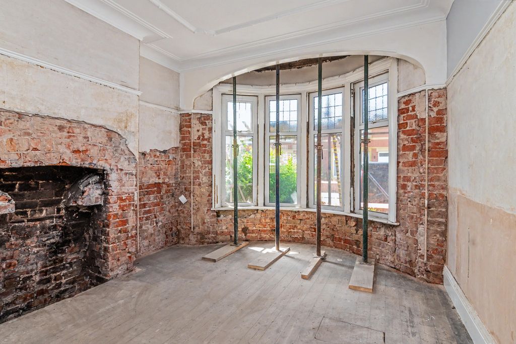 Property photo 3 of 18 Flat 1, 18 Seafield Road, Blackpool, Lancashire, Fy1 2Ls