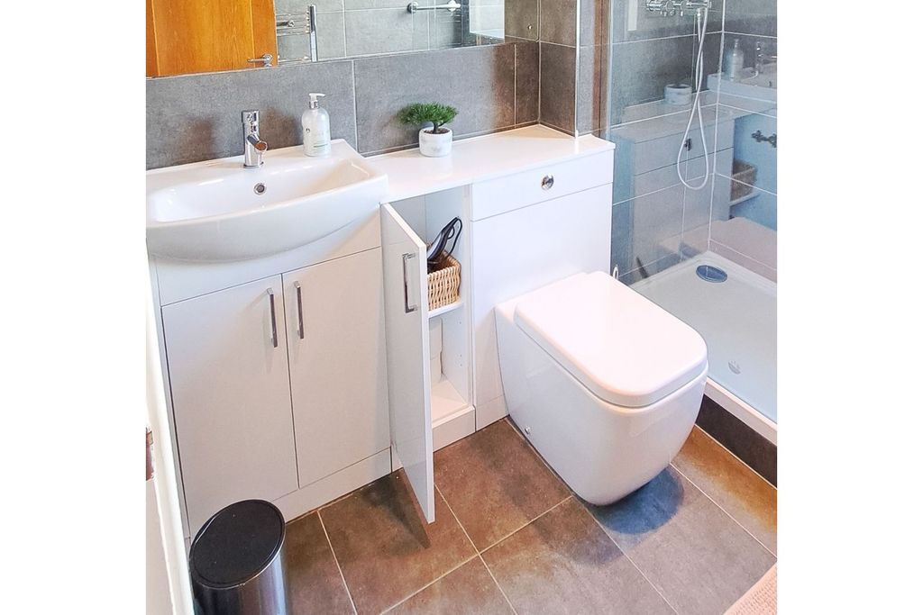 Property photo 2 of 7 Bathroom