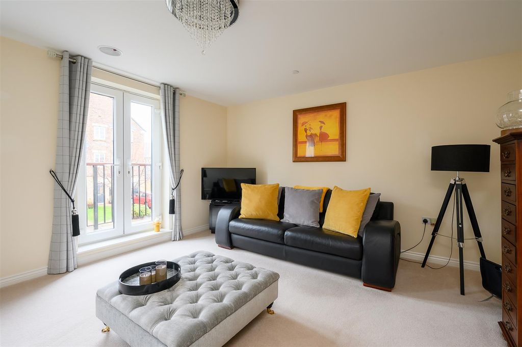 Property photo 3 of 21 Living Room