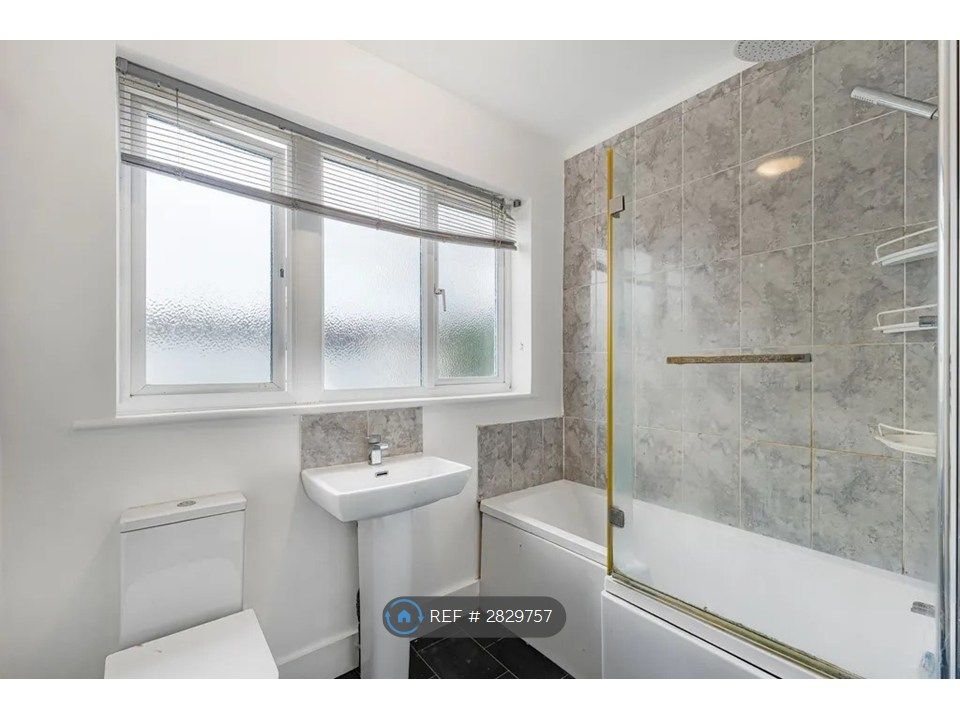 Property photo 2 of 11 Bathroom