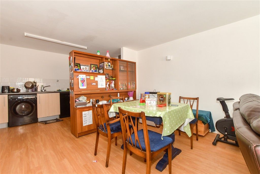 Property photo 1 of 9 Lounge