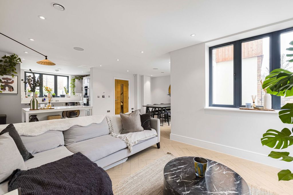 Property photo 1 of 32