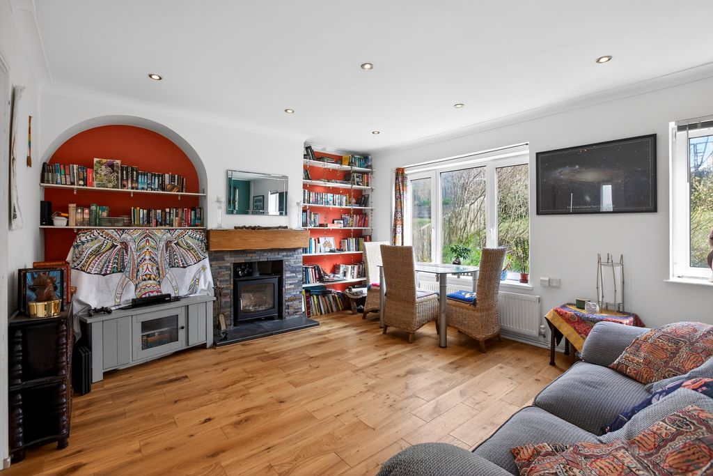 Property photo 2 of 20