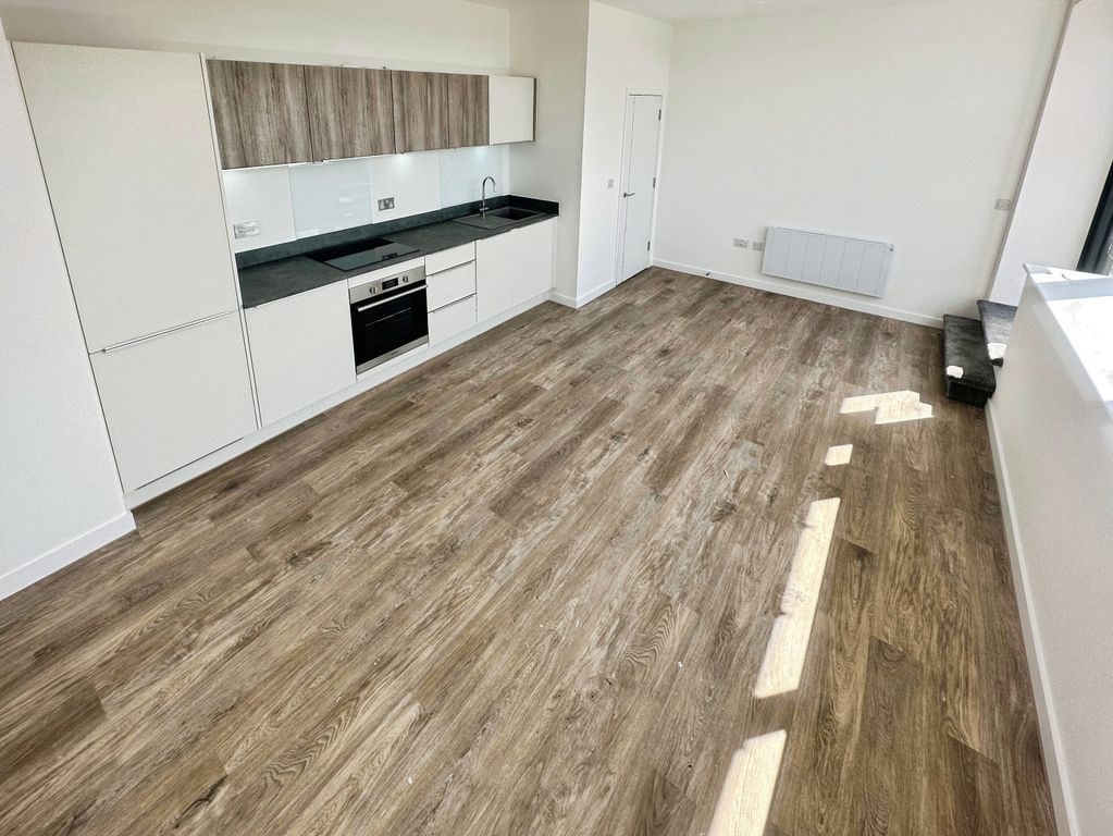 Property photo 2 of 6 Living Room / Kitchen