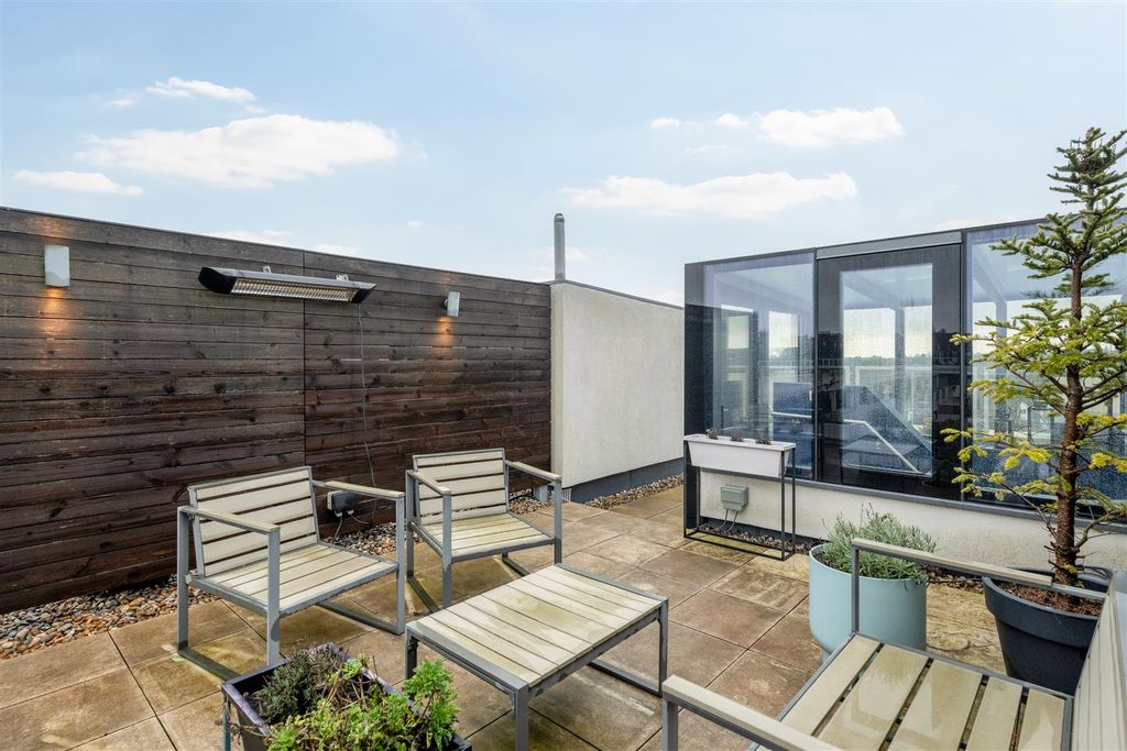Property photo 3 of 32 Roof Terrace