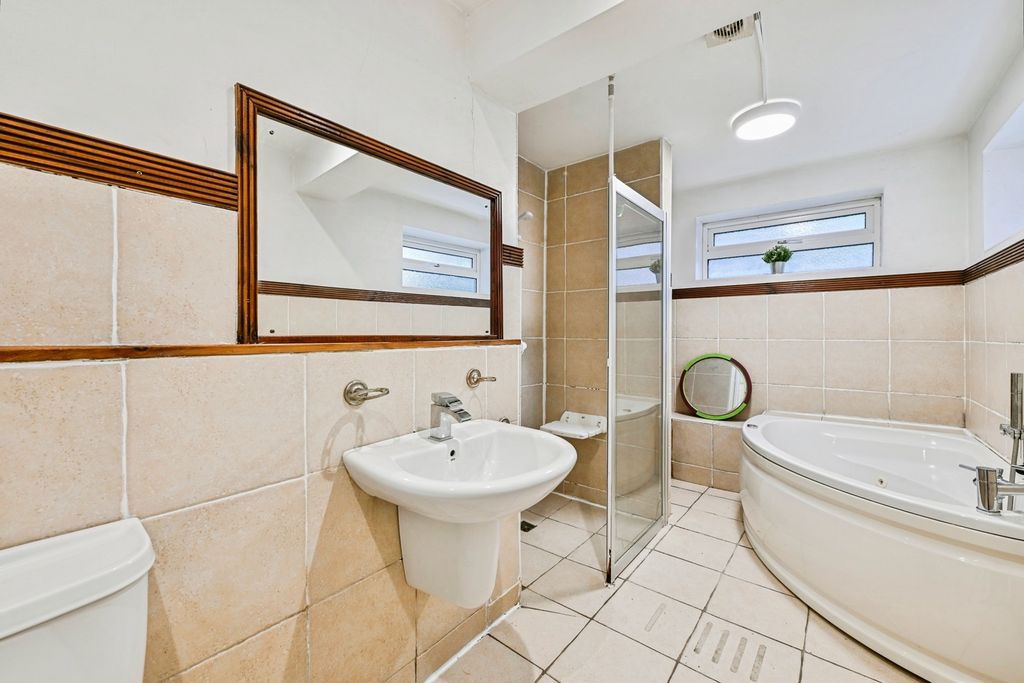 Property photo 3 of 17 Bathroom