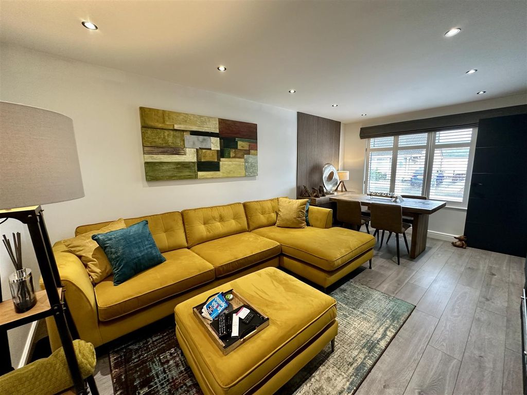 Property photo 3 of 15 Lounge