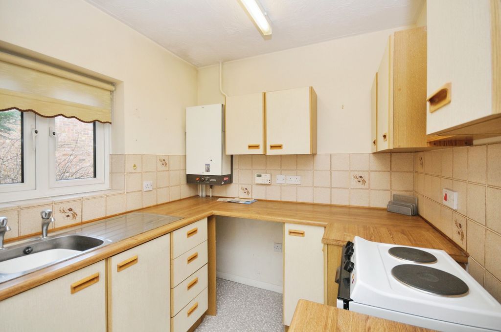 Property photo 3 of 10 Kitchen
