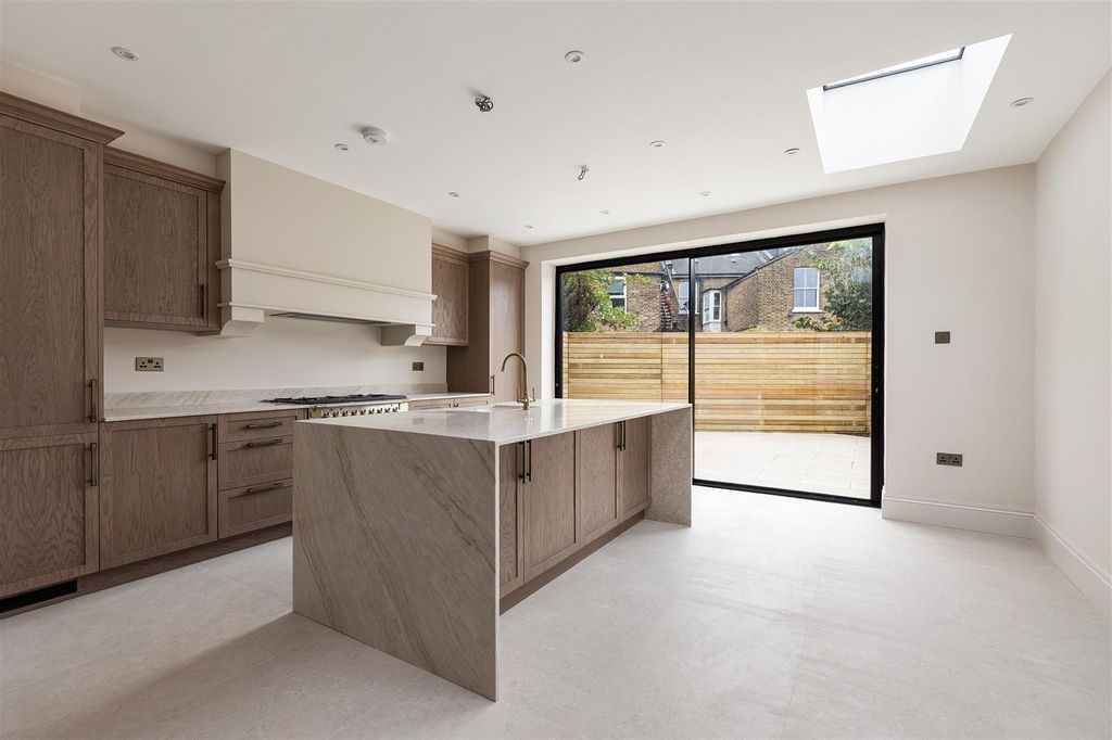 Property photo 2 of 38 Kings Road, E11