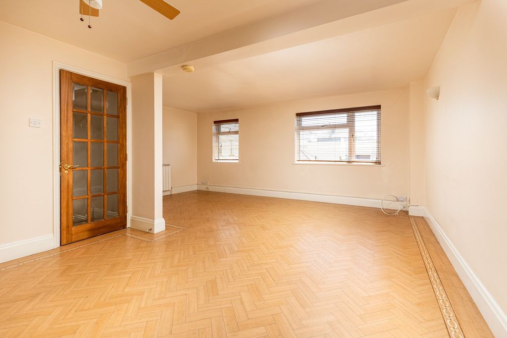 Property photo 3 of 31