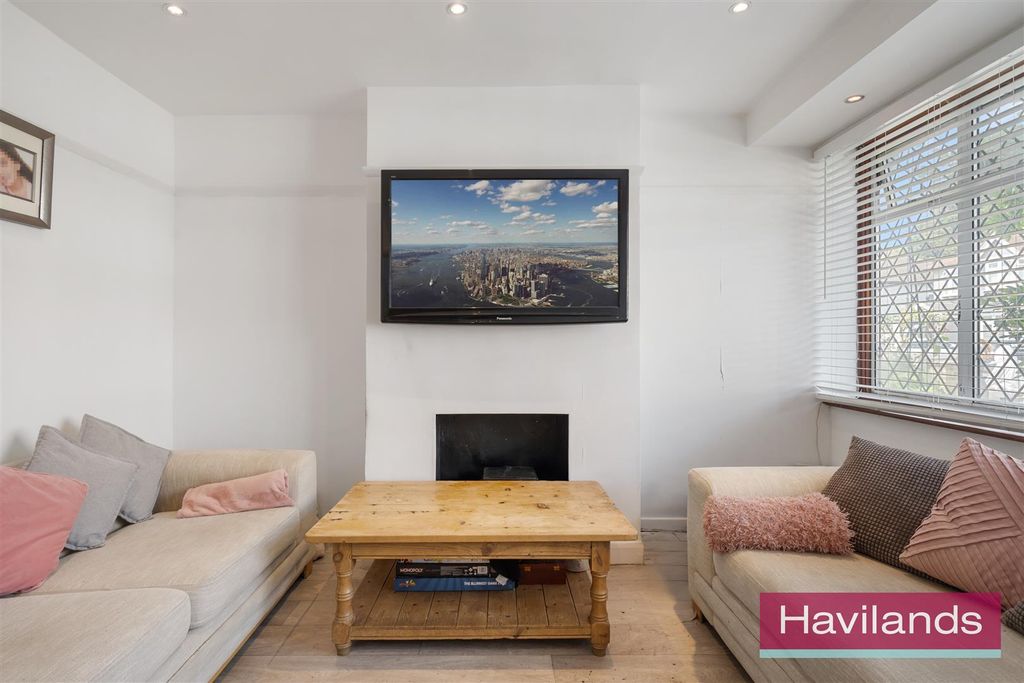 Property photo 3 of 12 Woodgrange Avenue-2.Jpg