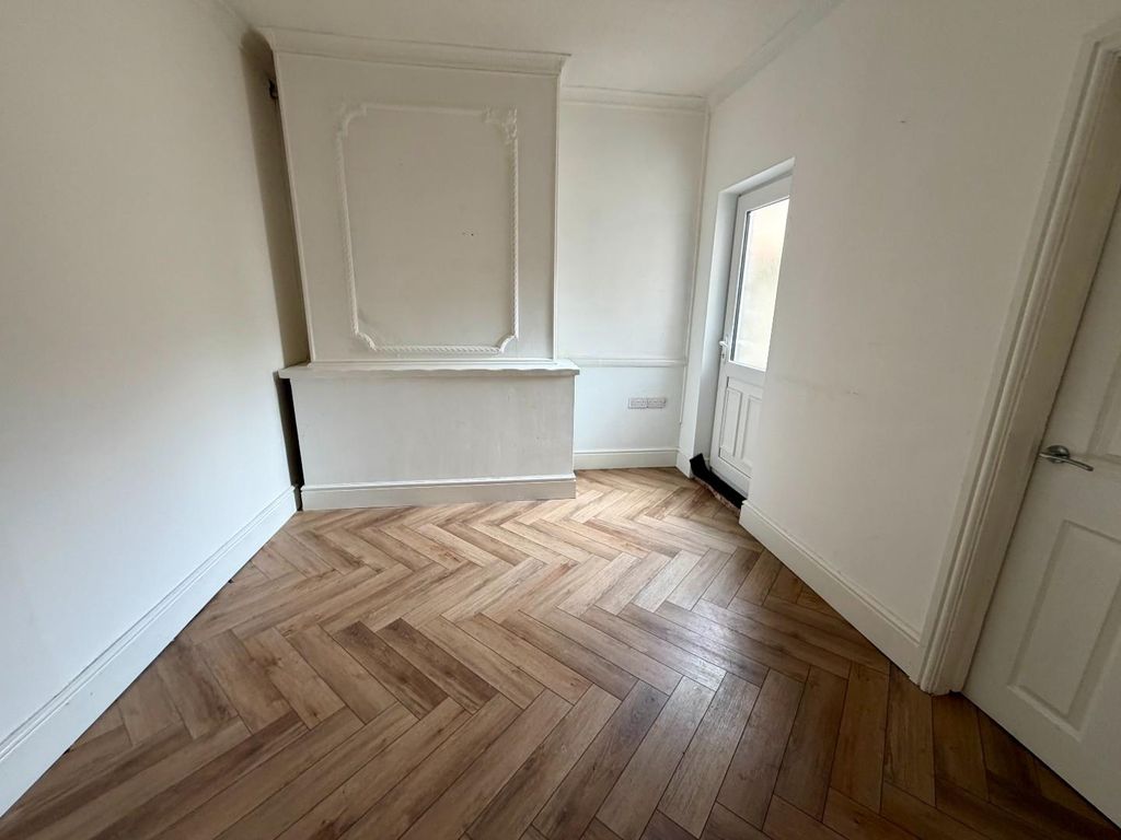 Property photo 3 of 8 Dining Area