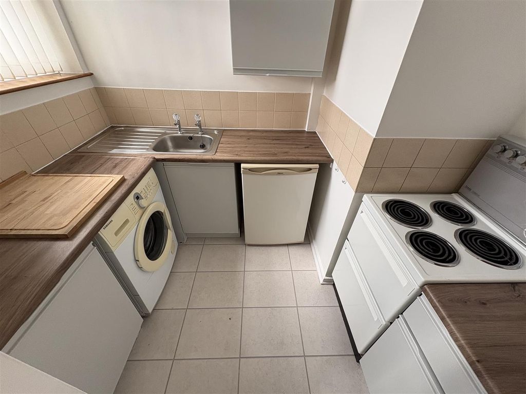 Property photo 3 of 7 Kitchen