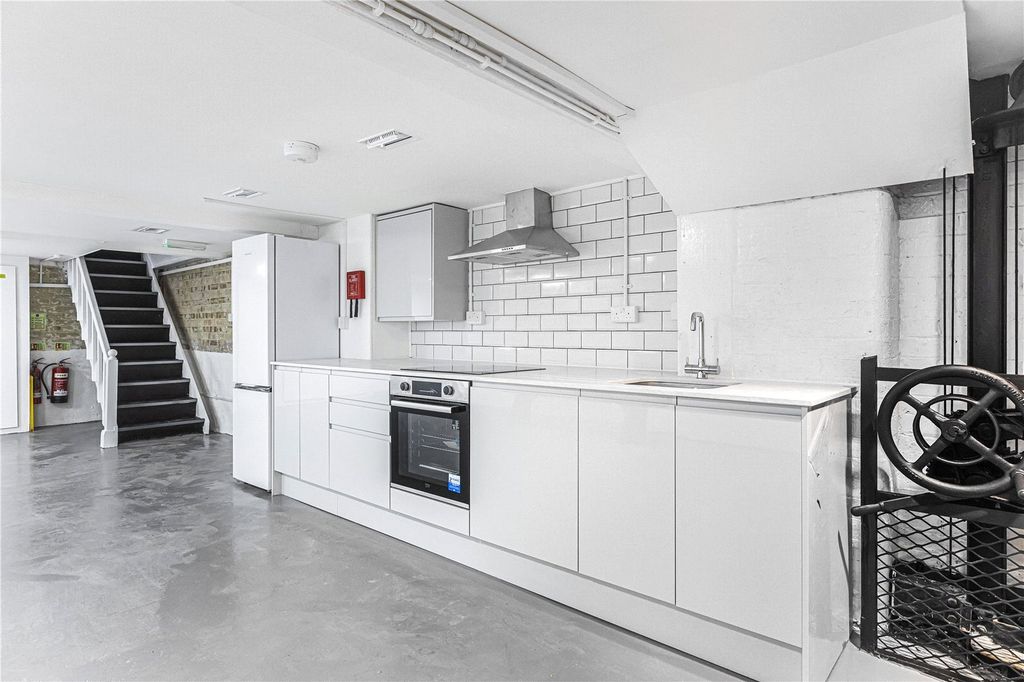 Property photo 1 of 18 Reception/Kitchen