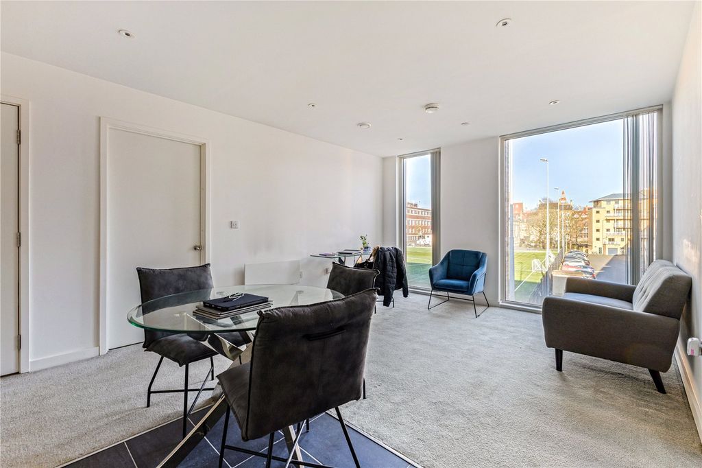 Property photo 2 of 13 Lounge