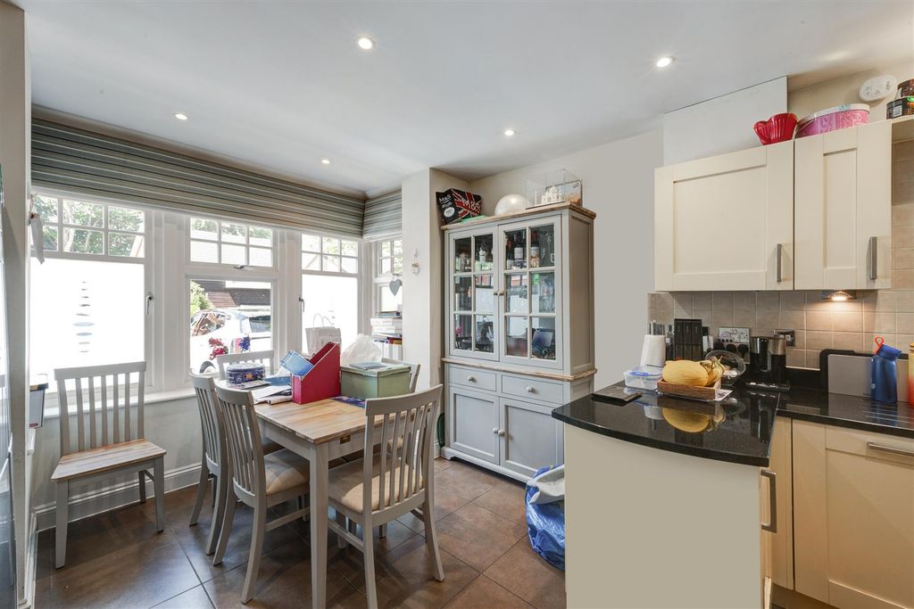 Property photo 3 of 16 The Roseberys (10).Jpg
