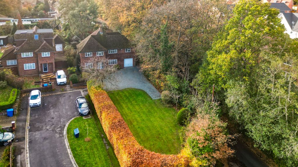 Property photo 1 of 18 6 Fernhill Walk (2)