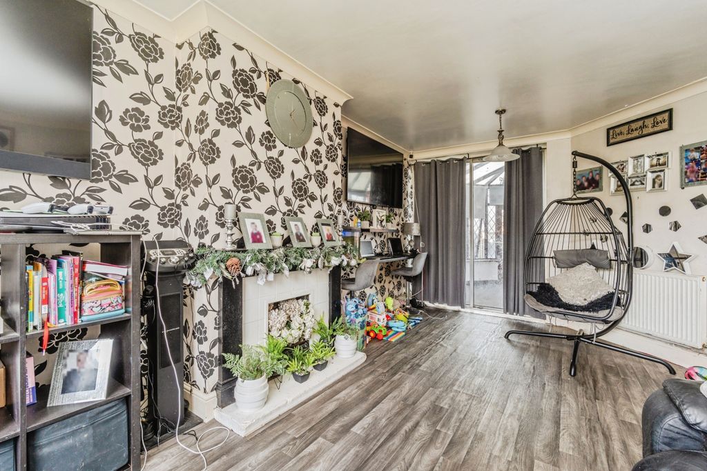 Property photo 2 of 14 Lounge