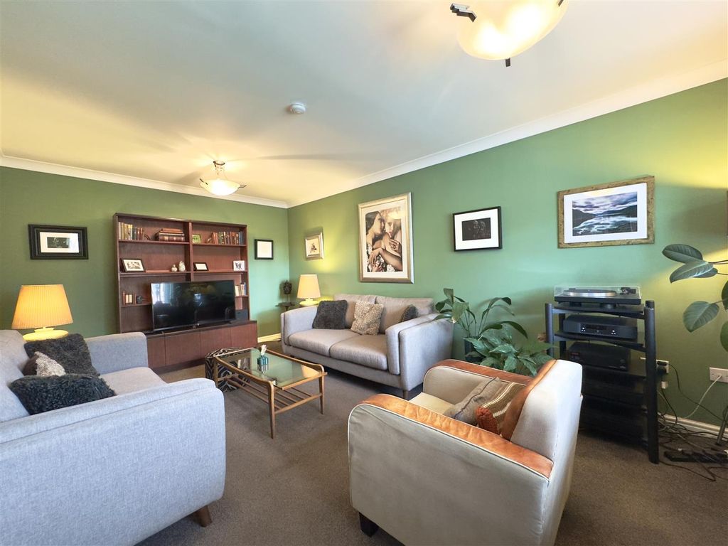 Property photo 3 of 32 Lounge