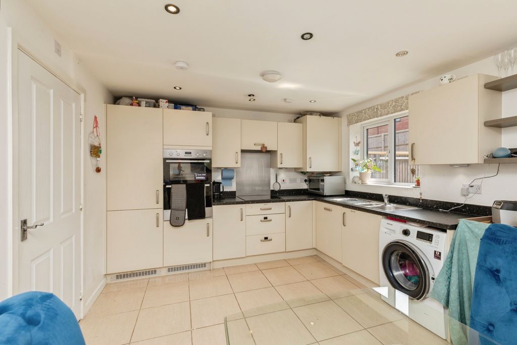 Property photo 3 of 20 Kitchen